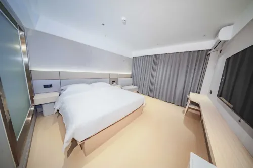 Blue Hotel (Baise Aegean Shopping Plaza Youjiang National Medical College)