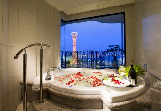 호텔 라 스위트 고베 하버랜드의 럭셔리한 객실 내부와 테라스 전경