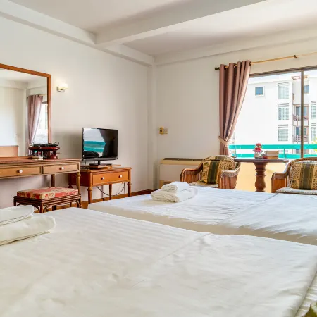 Sirin Hotel Hua Hin Отели рядом с достопримечательностью «Ночной базар Хуа Хина Бун Чалерн»