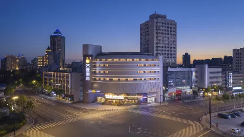 Yixuan Hotel (Nantong Haohe Scenic Area TV Tower)