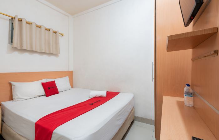 RedDoorz Plus Near Galaxy Bekasi