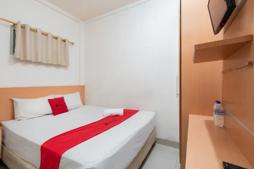 RedDoorz Plus Near Galaxy Bekasi - Pensions