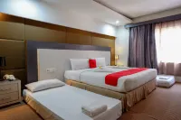 RedDoorz Plus Near Hotel Benua Kendari - parking