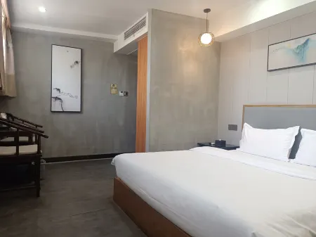 Yuejing Hotel (Yueyang Tower Scenic Area Branch) Отели рядом с достопримечательностью «Baling Square»