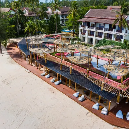 Apsara Beachfront Resort & Villa Отели рядом с достопримечательностью «Коралловый мыс»