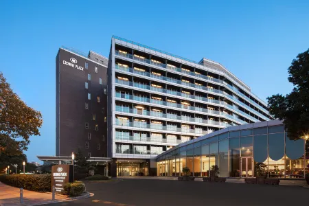 Crowne Plaza Shanghai Xiayang Lake Отели рядом с достопримечательностью «Shanghai University of Political Science and Law»