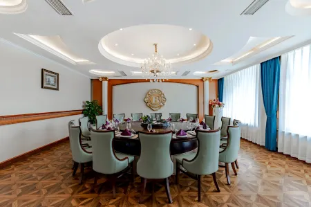 Buckingham Palace Hotel Отели рядом с достопримечательностью «Fuyang Technology Vocational School»