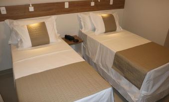 a hotel room with two beds , one on the left and one on the right side of the room at Bristol Aline