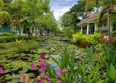 Le Charme Sukhothai Resort Отели рядом с достопримечательностью «Wat Saphan Hin»