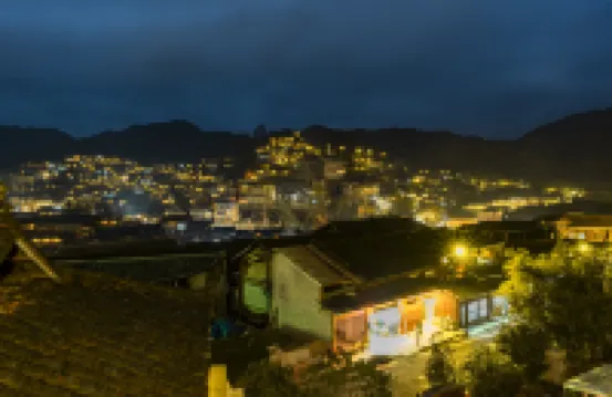 Huayiyuan Panoramic Homestay (Xijiang Qianhu Miaozhai Observation Deck)
