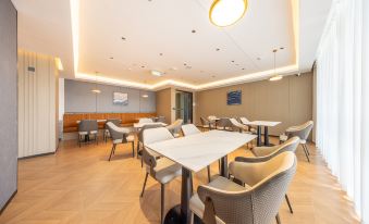 OKDAY Hotel (Mangshi Airport Mangshi Square)