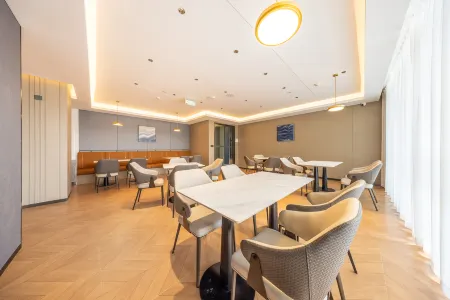 OKDAY Hotel (Mangshi Airport Mangshi Square) Отели в г. Мангши