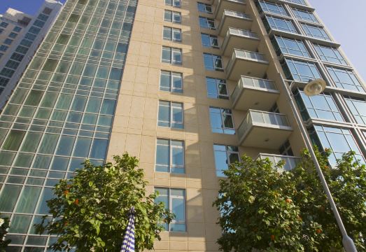 Ramada by Wyndham Downtown Dubai의 야외 수영장 사진