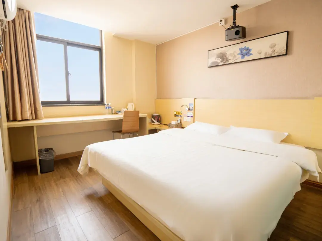 Strolling Through The Cloud Hotel - Hefei