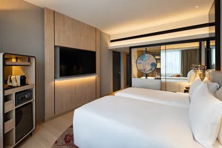 Mövenpick Hotel Jakarta City Centre Отели рядом с достопримечательностью «Централна джамия на Мънтенг»