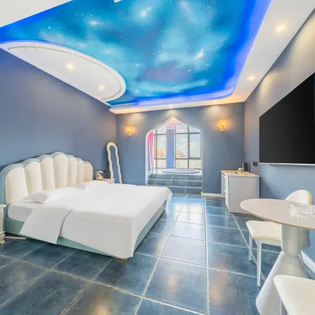 Manyu theme hotel (Xinyang railway station Tianrun Plaza shop)