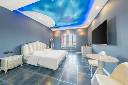 Manyu theme hotel (Xinyang railway station Tianrun Plaza shop)