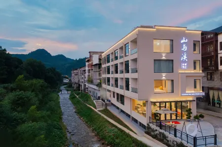 Zhangjiajie Shanyuxi Resort Hotel (Wulingyuan National Scenic Spot National Forest Park) Отели рядом с достопримечательностью «Zhangjiajie National Forest Park»