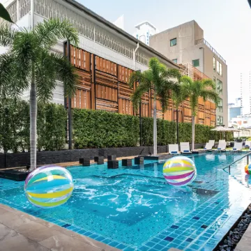 Solitaire Bangkok Sukhumvit 11 Hotels near MRT-Phetchaburi