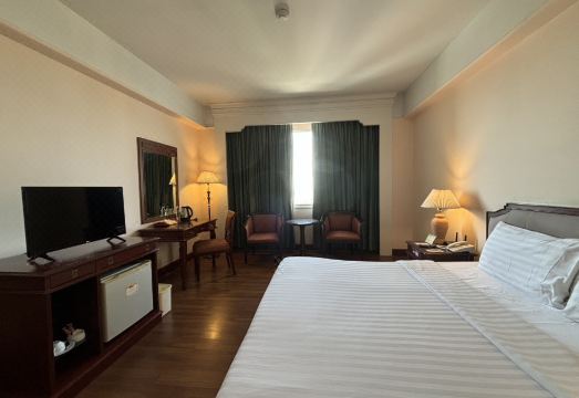 5. 차로엔타니 호텔..