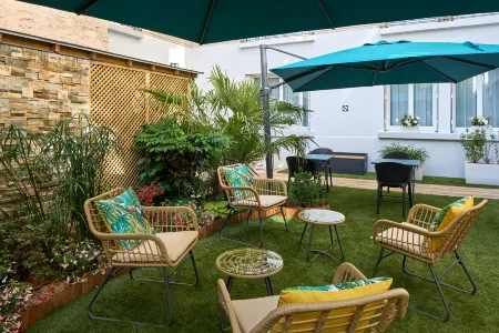 Hotel Résidence Paris Asnières Отели рядом с достопримечательностью «Jardin des Mille Roses de l’Hôpital Corentin Celton»