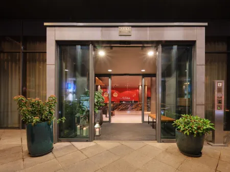 Adina Apartment Hotel Frankfurt Neue Oper Отели рядом с достопримечательностью «Taunusturm»