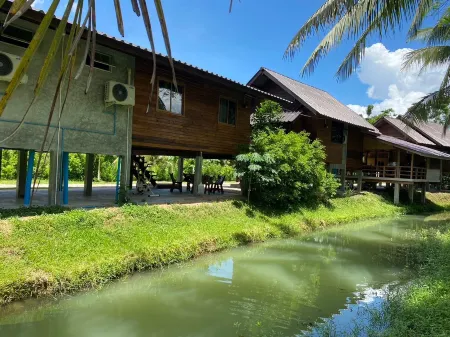 Kamnanmee Gardenhome Отели рядом с достопримечательностью «Wat Pradu Riang School»