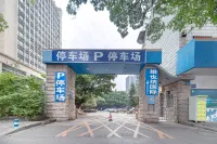 Vienna International Hotel (Liuzhou High-speed Railway Station Liunan Wanda Plaza) - parking