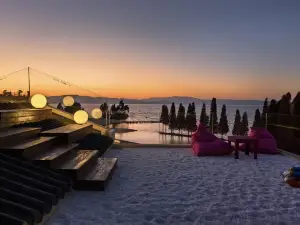 DIANCHI LAKEFRONT RIGHT BANK RESORT HOTEL