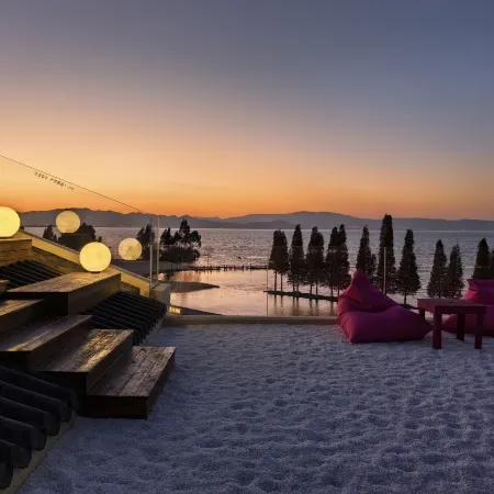 DIANCHI LAKEFRONT RIGHT BANK RESORT HOTEL