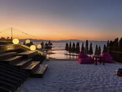 DIANCHI LAKEFRONT RIGHT BANK RESORT HOTEL Hotels in Jinning District