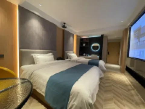 Chaoshikong E-sports Homestay (Weifang Taihua City)