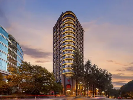 LIRIDE RED HOTEL Отели рядом с достопримечательностью «Southwest Forestry University Bailong Campus»