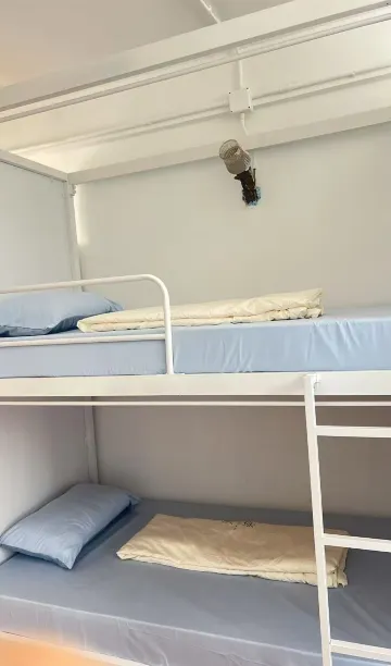 ห้องพักรวมผู้ชายเท่านั้น 8 เตียง