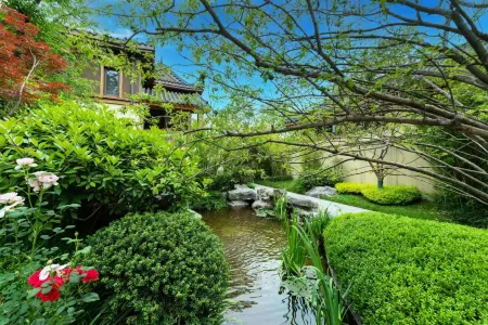 Yideng Private Hot Spring Vacation Boutique Stay (Taibai Mountain Tang Town) Отели рядом с достопримечательностью «Eye of Mount Taibai»