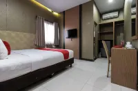 RedDoorz Plus @ Tuparev Cirebon Hotels near Masjid Jami' Al Makmur, Desa Mertapada Kulon
