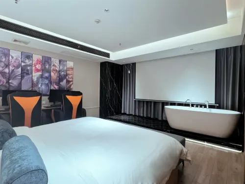 Elong Leisure Hotel (Loudi Railway Station Liangang Walmart) Hotels in Loudi