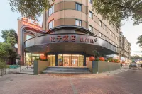 Orange Hotel (Quanzhou Donghai Taihe Plaza) Hotels near Limingzhiye University
