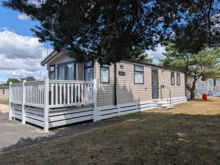 Luxury Modern Family Lodge with Pools, Linen & Activity Pass in Award-Winning Holiday Park