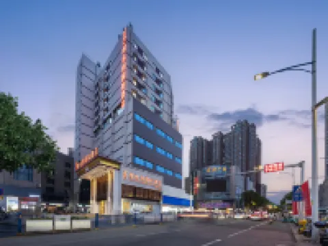 Vienna International Hotel (Xinyang Railway Station Tianrun Plaza Store)