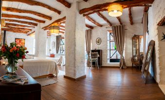 Atlantis 12, Maison d'hôtes et d'art