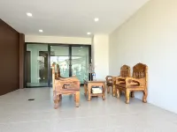 KT Hotel Airport فنادق في 