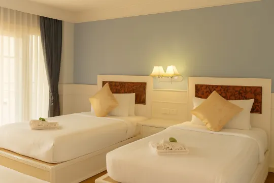 ห้องดีลักซ์ เตียงแฝด พร้อมระเบียง