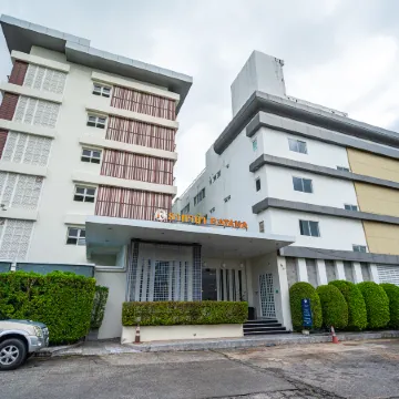 Ratana Apart-Hotel at Rassada Отели рядом с достопримечательностью «Пирс Лаем Хин»