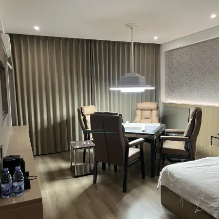 Junsheng Business Hotel (Si County Bianhe Avenue County Government Store)