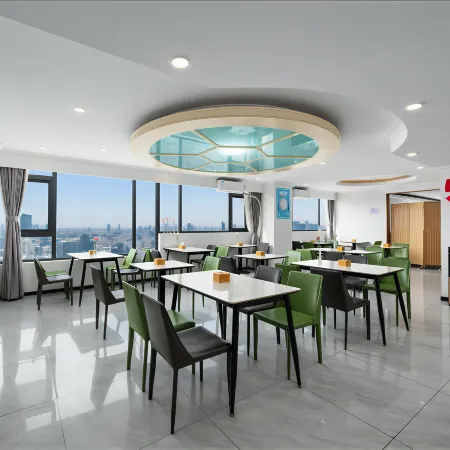 Yilong Haiya Hotel (Xu Changpang Donglai Times Square Caowei Ancient City Branch)