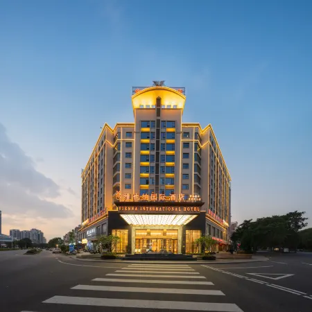 Vienna International Hotel (Guigang Guest World Plaza Gangnan Center)