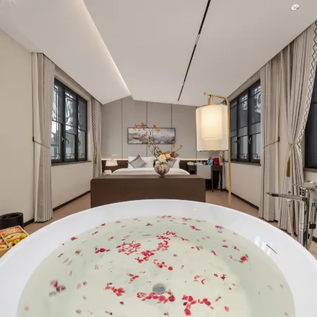 Lancheng Taohuayuan Wenquan Courtyard House (Honghu)