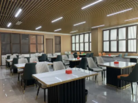 Yatu Hotel (Daminghu Station Huangtai Huanqiu Jiaju Expo Center Branch)
