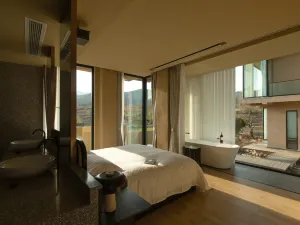 October Wild Luxury Villa Hotel